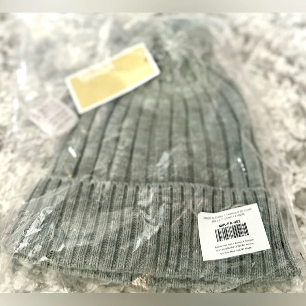 🎸MICHAEL KORS🎸🔥NWT🔥GRAY RIBBED KNIT BEANIE HAT WITH POM